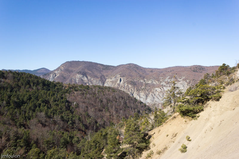 ravin-piche-23web.jpg - Vue vers le Sud/Ouest. Au premier plan, le ravin de Bauchouse que nous venons de traverser depuis Faucon du Caire