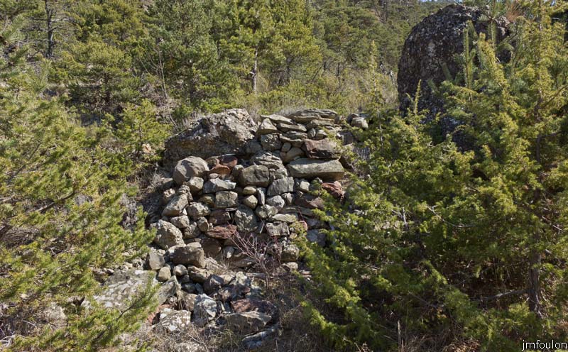 ravin-piche-36web.jpg - Vestige de construction sur la piste à quelques dizaines de mètres de la butte castrale de Faucon du Caire