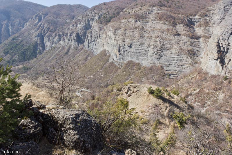 ravin-piche-37web.jpg - Le Grand Vallon et au premier 1er plan, la butte castrale de Faucon. Ici se dressait au moyen-âge une tour de guet qui succeda à à un petit castellum. Pour + d'infos, voir ma page sur Faucon du Caire : http://www.foulonjm.com/htp-faucon-du-caire.html