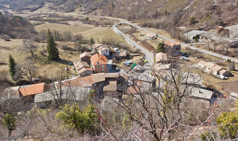 ravin-piche-45web.jpg - Le village de Faucon du Caire depuis la butte castrale. On comprends mieux pourquoi était implantée ici une tour de guet !