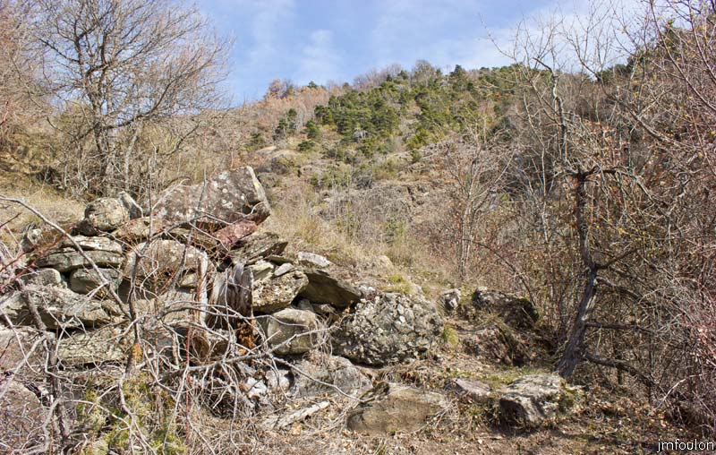 ravin-piche-46web.jpg - Vestiges au Sud de la butte castrale