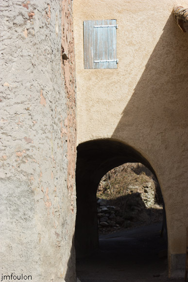 ravin-piche-53web.jpg - Faucon du Caire. Passage vouté menant au vieux village. Pour voir + de photos du village, rendez-vous sur la galerie qui lui est dédiée:http://www.foulonjm.com/img/img-ht-terres-prov/img-faucon/faucon-du-caire.html