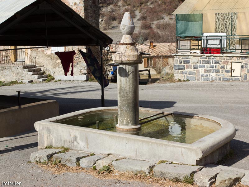ravin-piche-54web.jpg - La fontaine du village