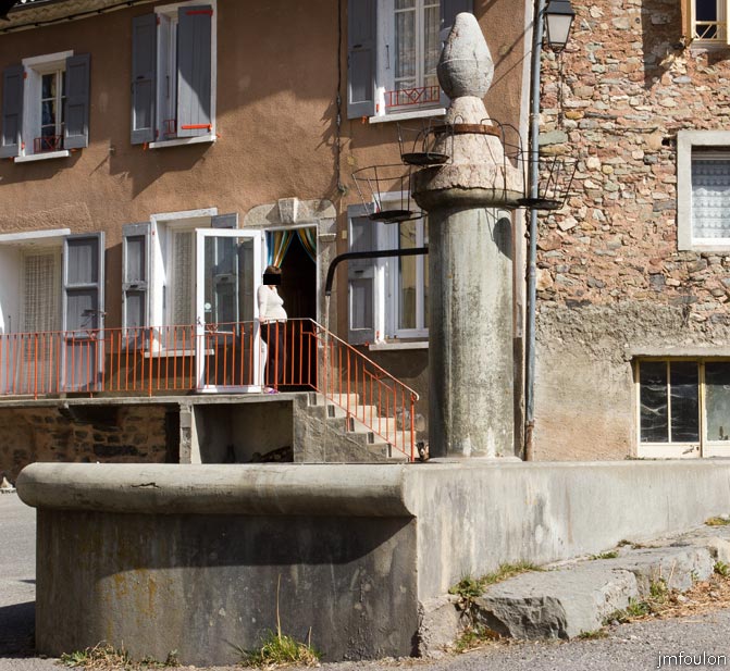 ravin-piche-55web.jpg - La fontaine du village (autre vue)