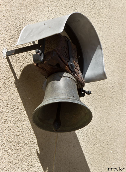 ravin-piche-60web.jpg - Eglise Saint-Barthélémy - A gauche de l'entrée se trouve sur le mur la cloche de la chapelle ruinée de St Barthélémy qui se trouvait au quartier de la Condamine, à 2 Km au nord du village, et dont il ne subsiste aujourd'hui que les murs sur une hauteur d'environ 1,80m et dont l'intérieur est envahi par les ronces. Cette chapelle faisait une trentaine de m². Un cimetière la jouxtait. Sa date de construction est inconnue