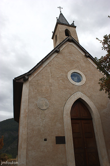remollon--st-roch-04web.jpg - Remollon - Chapelle Notre Dame de Clémence dite Saint Roch - Celle-ci est dotée d'un petit clocher Haut Alpin avec flèche surmontée d'une croix et pyramidons à chaque angle, eux même surmontés d'étoiles