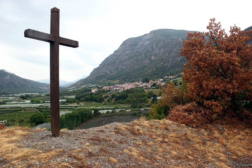 remollon--st-roch-09web.jpg - Remollon - Chapelle Notre Dame de Clémence dite Saint Roch - Remollon depuis la croix. Nous ne sommes pas en automne comme pourrait le faire croire le chêne à droite et l'herbe roussie. Ce sont les effets de la grande sécheresse de cet été 2012 (Photos prises le 18/08/12). Aujourd'hui il pleuvait, enfin !