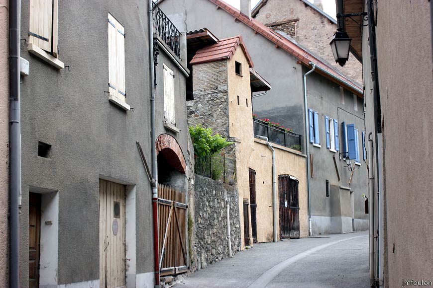 remollon-05web.jpg - Nous allons maintenant déambuler dans la Bourgade et y chercher les vestiges du passé. Ici, la Rue de la Bourgade