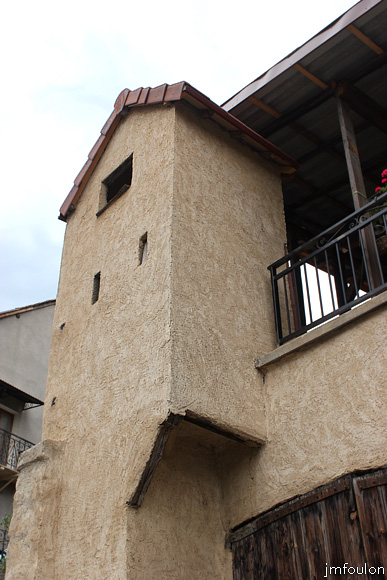 remollon-06web.jpg - Remollon la Bourgade - Rue de la Bourgade - Curieuse construction rénovée. Une ancienne latrine ? ...