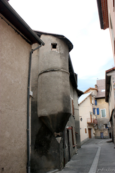 remollon-07web.jpg - Remollon la Bourgade - Rue de la Bourgade - Maison très ancienne  avec tourelle à l'Est et tour à l'Ouest