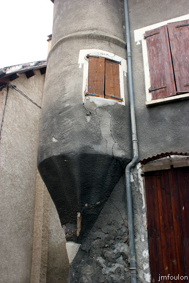 remollon-08web.jpg - Remollon la Bourgade -  Rue de la Bourgade - Détail de la partie basse de la tourelle