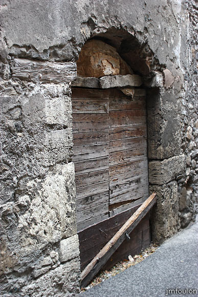 remollon-24web.jpg - Remollon la Bourgade -  Très vielle porte d'origine