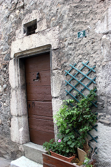remollon-26web.jpg - Remollon la Bourgade -  Autre vue sur la porte que l'on voit à gauche sur la photo précédente