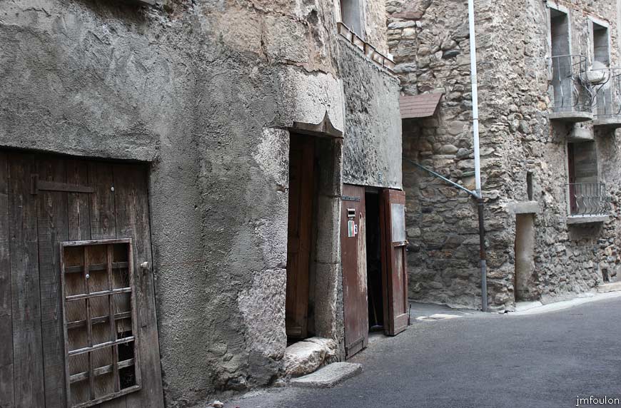 remollon-28web.jpg - Remollon la Bourgade -  Très vieille ouverture pour cette séculaire bâtisse