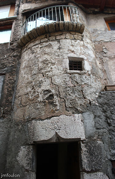 remollon-29web.jpg - Remollon la Bourgade -  Une demie tour en retrait acceuillant l'escalier en colimaçon permettait de gagner de la place à l'intérieur de la bâtisse