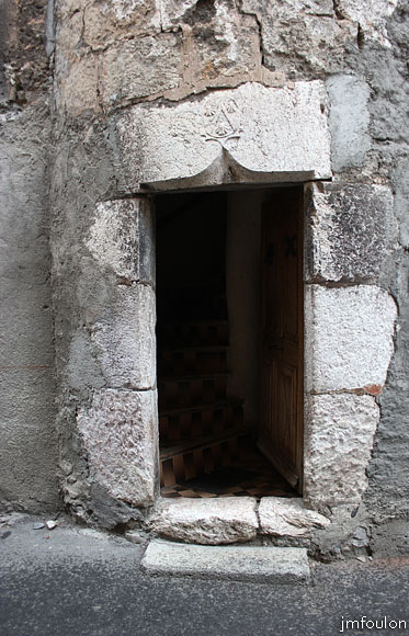 remollon-30web.jpg - Remollon la Bourgade -  Vue sur l'entrée et son bel appareillage