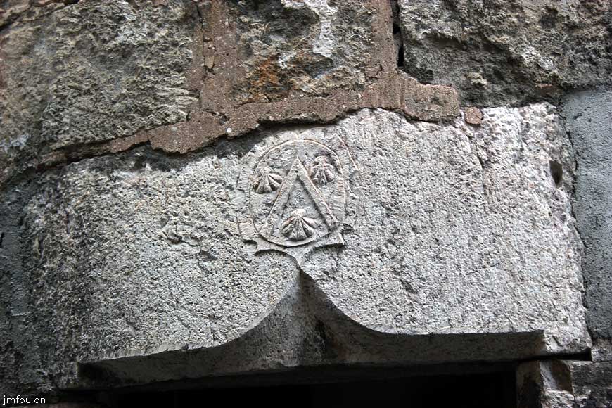 remollon-31web.jpg - Remollon la Bourgade -  Le linteau n'est pas daté. Il est orné de 3 coquilles Saint Jacques et d'un V à l'envers