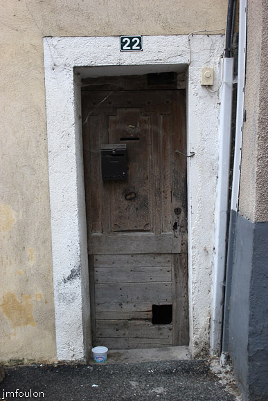 remollon-33web.jpg - Remollon la Bourgade - Vieille porte et sa chatière