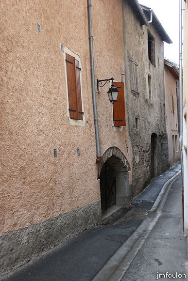remollon-36web.jpg - Remollon la Bourgade -  A gauche se trouve un passage couvert. Il pourrait s'agir d'une ancienne porte d'accès au village par le Sud