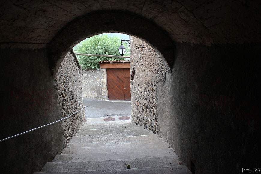 remollon-37web.jpg - Remollon la Bourgade -  Le passage couvert vu depuis la ruelle