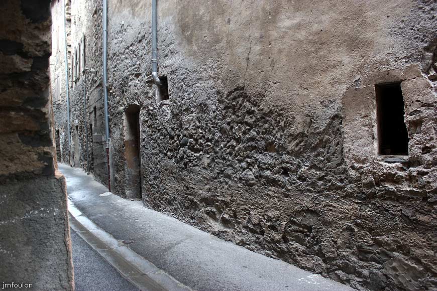 remollon-38web.jpg - Remollon la Bourgade -  Continuons de parcourir cette longue et sombre ruelle vers l'Ouest
