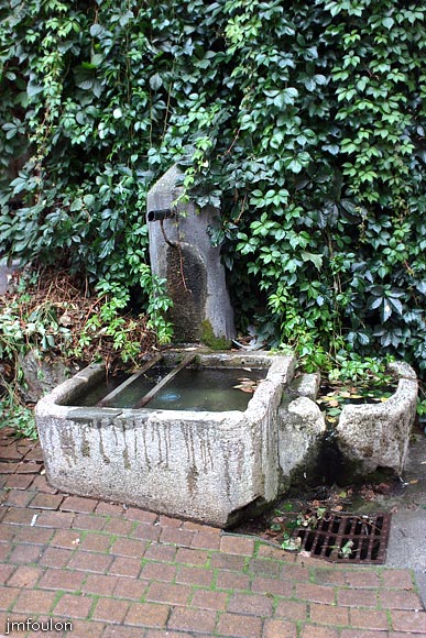 remollon-42web.jpg - Remollon la Bourgade -  Au bout de cette ruelle se trouve une petite fontaine pleine de charme