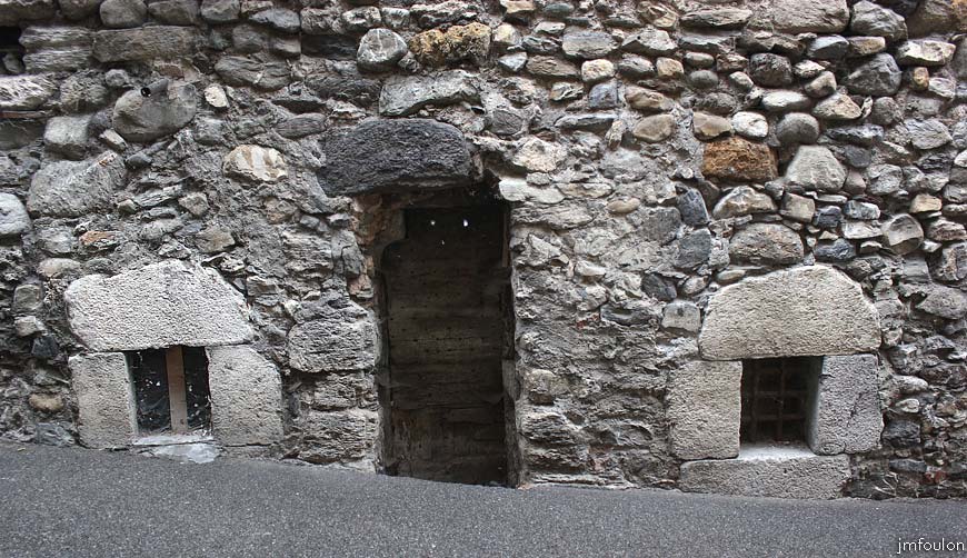 remollon-54web.jpg - Remollon la Bourgade -   Rue du Général Colomb  - Porte et soupirails