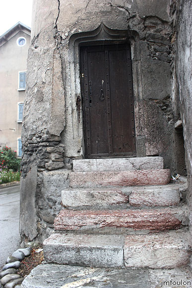 remollon-58web.jpg - Remollon la Bourgade -  En face, se trouve les vestiges de l'édifice le plus vieux du village (XIIe siècle). Il s'agissait d'une maison commune ou se trouvait entre autres le four banal