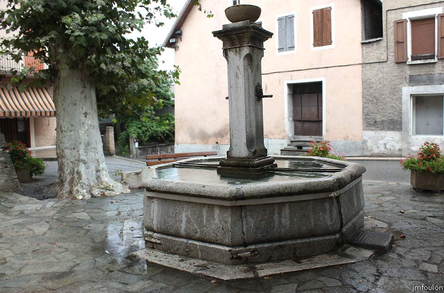 remollon-59web.jpg - Remollon la Bourgade -  Fontaine place St Pierre. Ici se trouvait l'église St Pierre qui fut démolie en 1852 pour agrandir la place du village. Il n'en reste que le clocher que nous verrons plus loin