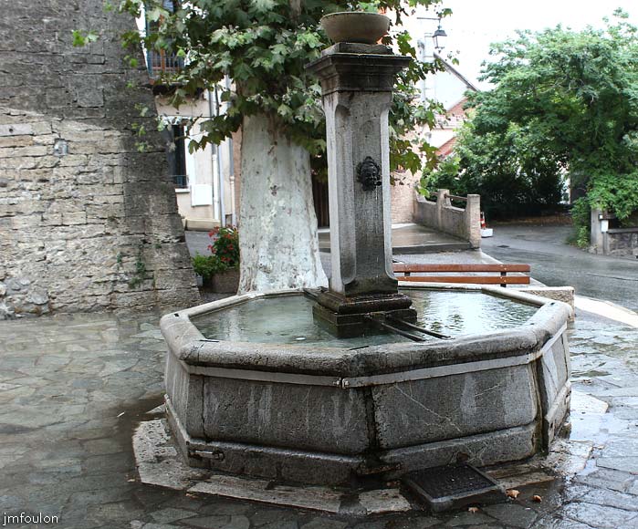 remollon-60web.jpg - Remollon la Bourgade -  Autre vue sur la fontaine. A gauche, le soubassement du clocher