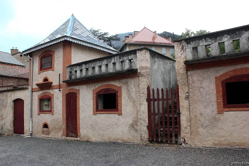 remollon-65web.jpg - Remollon la Bourgade - Au Nord du clocher, à une dizaine de mètres, se trouve une cour privée dans laquelle j'ai pénétré. Ici se trouve les vestiges d'une grande proprièté viticole comme il en éxistait tant ici au XIXe siècle. Ici les étables et à gauche le pigeonnier