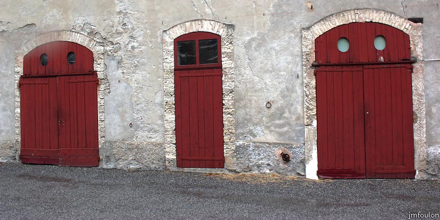 remollon-67web.jpg - Remollon la Bourgade - En face au Sud, se trouve un long bâtiment de deux étages qui dévait abriter les écuries et les charettes