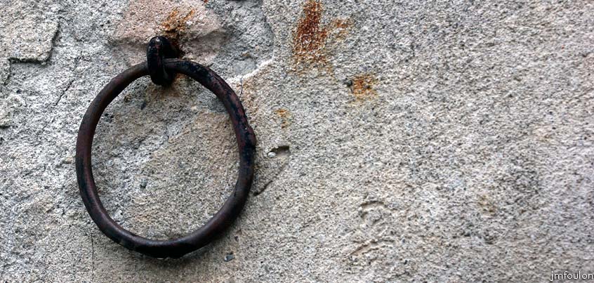 remollon-69web.jpg - Remollon la Bourgade - Anneau à cheveaux sur mur de la grande bâtisse citée précédemment