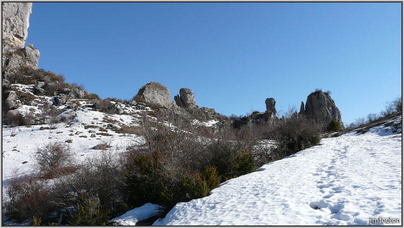 dromon-rocher-010web.jpg - Cet endroit est d'une beauté à couper le souffle. Mais pour le moment c'est le vent glacé qui me le coupe !
