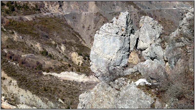 dromon-rocher-016web.jpg - Ces deux roches, au bout d'un petit replat accéssible sur la face est du Rocher de Dromon défient les lois de l'équilibre. On loin, la D3 (ici le Malpas) qui mène vers Authon