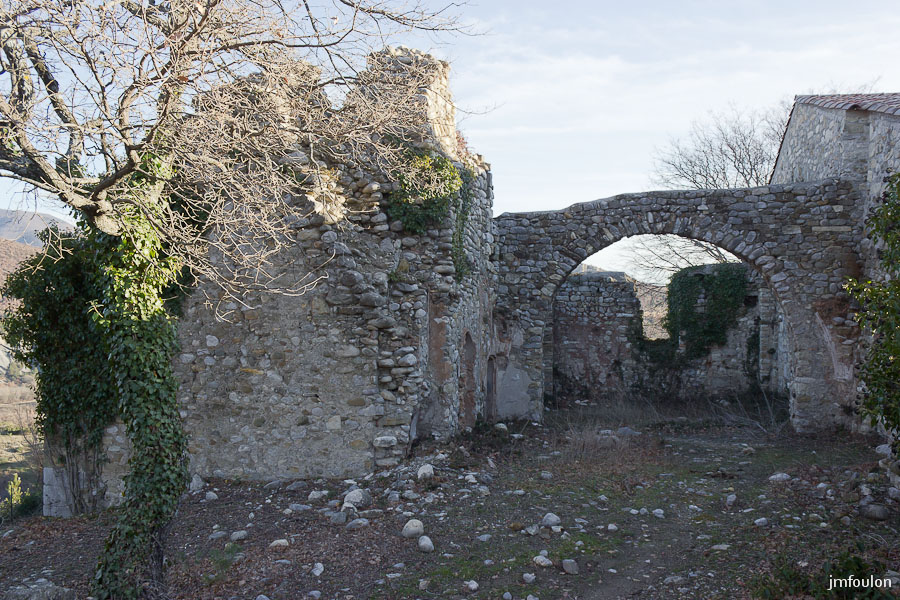 eglise-st-clement-010-2.jpg - Salignac -  Eglise Saint Clément  - La partie ruinée de l'édifice. Entrons la visiter !