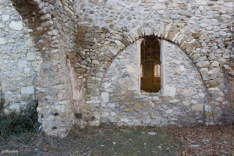 eglise-st-clement-012-2.jpg - Salignac -  Eglise Saint Clément  - Ouverture dans le mur Est de l'édifice. probablement réalisée après l'éffondrement  au début du XX ème siècle de la partie que nous visitons