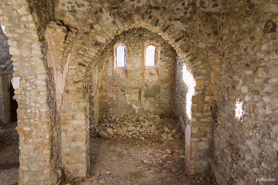 eglise-st-clement-013-2.jpg - Salignac -  Eglise Saint Clément  - Vue de l'intérieur au travers de cette ouverture