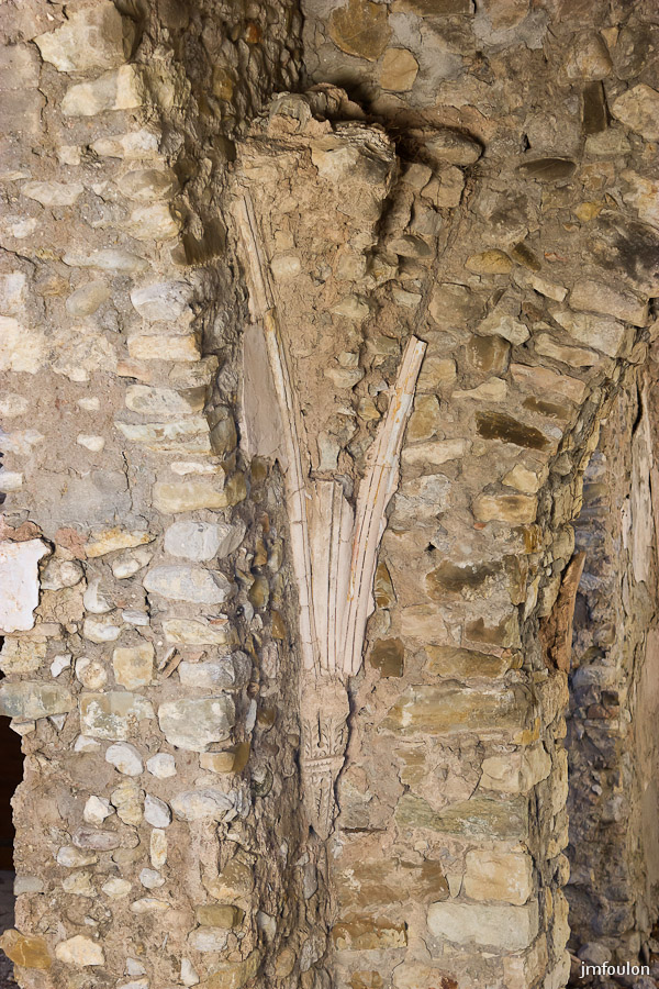 eglise-st-clement-014-2.jpg - Salignac -  Eglise Saint Clément  - Vue de l'intérieur au travers de cette ouverture. Vestiges d'une croisée d'ogive ornée de gypseries