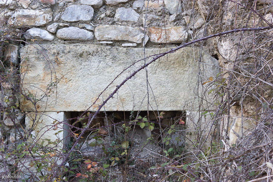 eglise-st-clement-018-2.jpg - Salignac -  Eglise Saint Clément  - Imposant linteau de pierre de taille