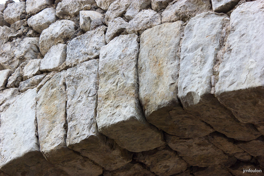 eglise-st-clement-021-2.jpg - Détail du grand arc au niveau de sa clé de voute