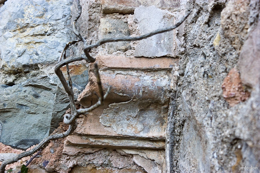 eglise-st-clement-023-2.jpg - Salignac -  Eglise Saint Clément  - Détail de la base de la croisée d'ogive vue précédemment