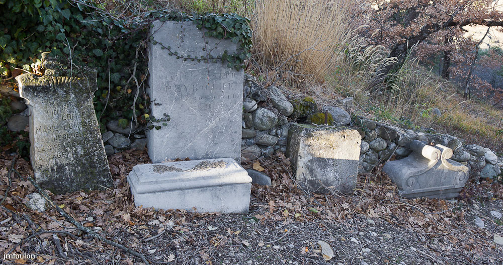 eglise-st-clement-025-2.jpg - Salignac -  Eglise Saint Clément  - Le cimetière. Ce cimetière est aujourd'hui à l'abondon mais entretenu. On y trouve des tombes des XVIII, XIX et début du XXéme siècle