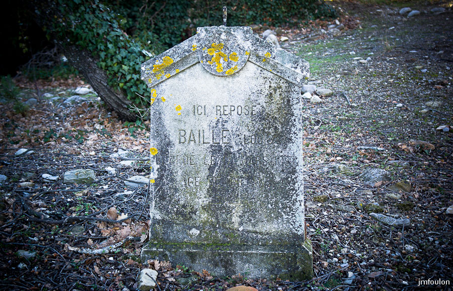 eglise-st-clement-029-2.jpg - Salignac -  Eglise Saint Clément  - Pierre tombale