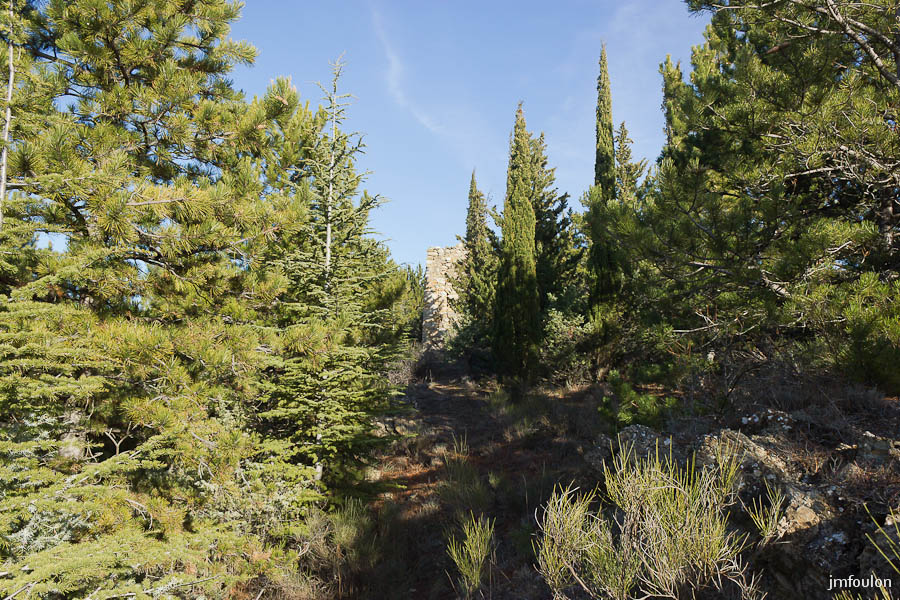 vx-salignac-003.jpg - En bas de la colline se trouve une maison isolée du reste du village