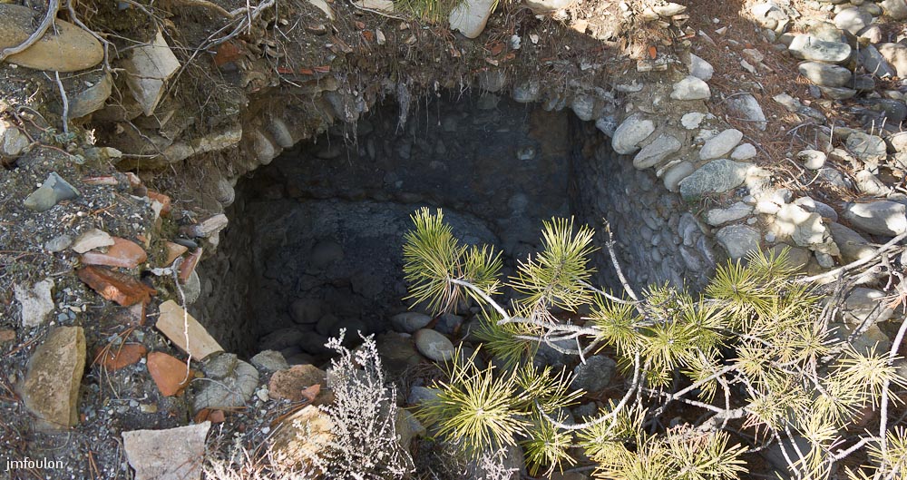 vx-salignac-005.jpg - Dans cette maison, les restes d'une cave voûtée