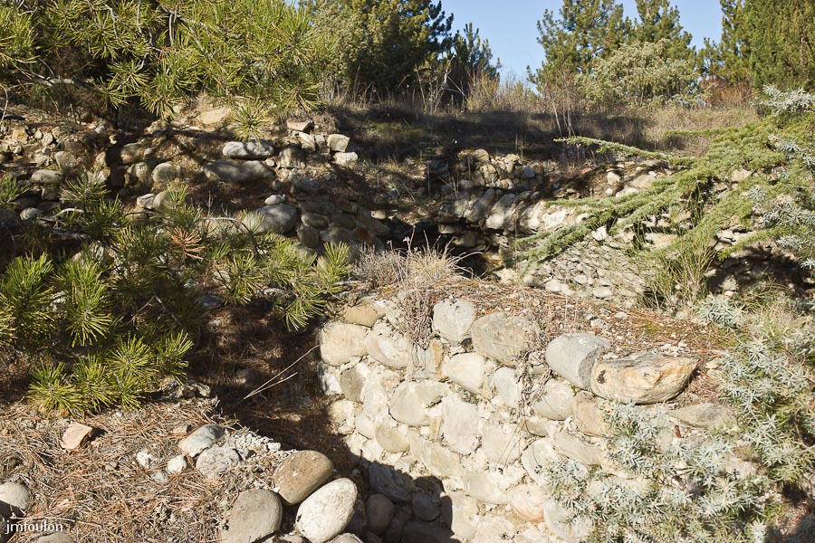 vx-salignac-006.jpg - D'autre vestiges des sous-sols de cette bâtisse