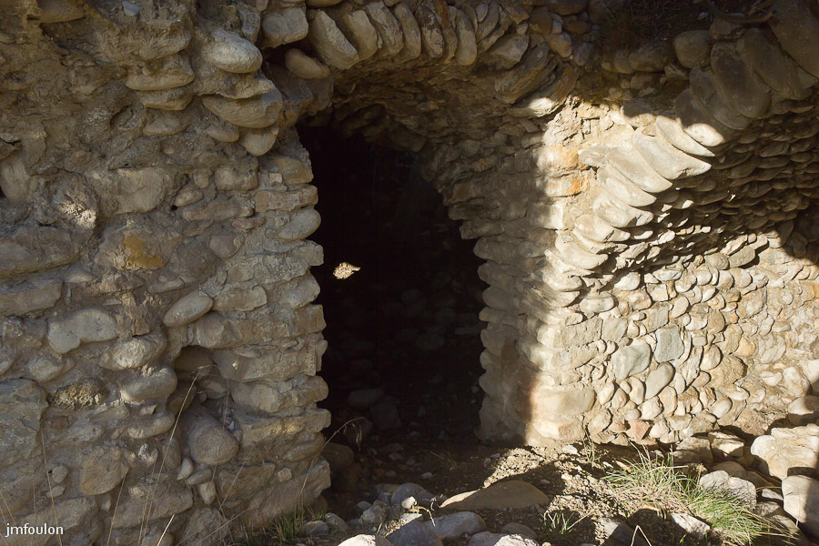 vx-salignac-017.jpg - Caves voûtées sous ces bâtisses