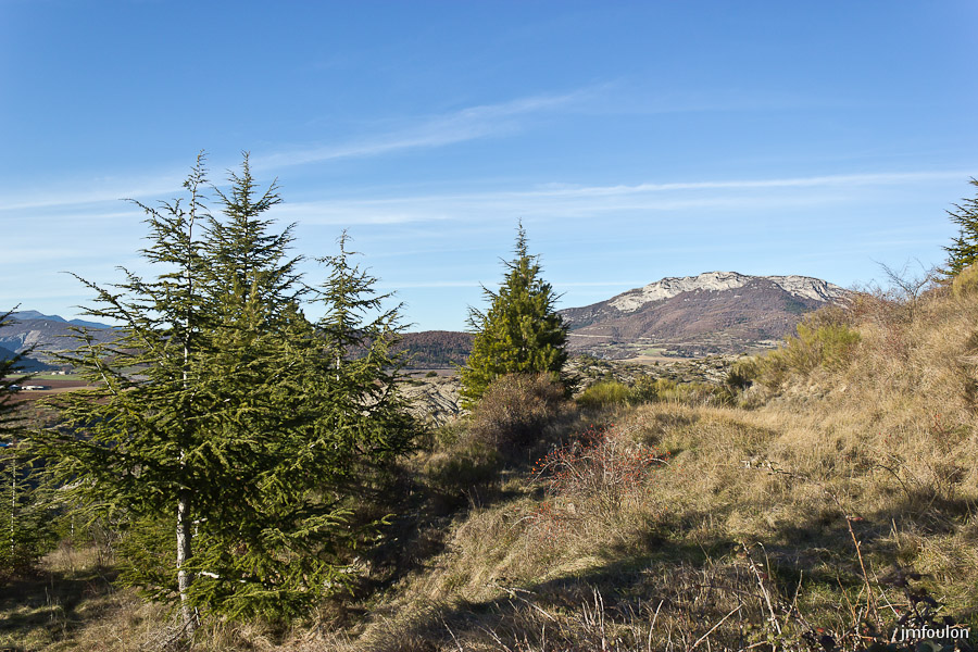 vx-salignac-019.jpg - Vue vers le Nord et la majestueuse montagne de la Baume à l'Ouest de laquelle se trouve la ville de Sisteron