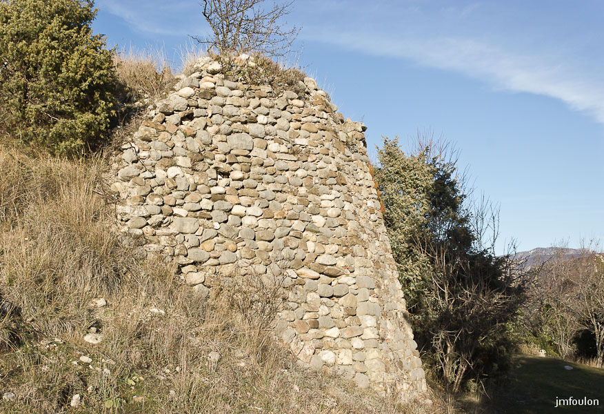 vx-salignac-031.jpg - Vestiges du château. Il s'agit des contreforts au dessus desquels se trouvait le château à proprement parler